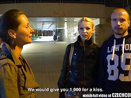 Stygg MILF som swedish sexfilm leker vid eldstaden